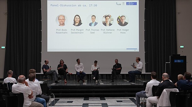 Panel mit Prof. Dr. Margrit Seckelmann Prof. Dr. Stefanie Büchner (Soziologie), Prof. Dr. Bodo Rosenhahn (Informatik), Prof. Dr. Thomas Seel (Maschinenbau) und erneut Prof. Dr. Holger Hoos. Moderiert wurde das Panel von Prof. Dr. Marius Lindauer.