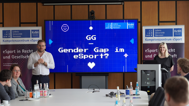 Lina Marquard vor ihrer Präsentation: "GG - Gender Gap im eSport". Daneben steht Andreas Woerlein.